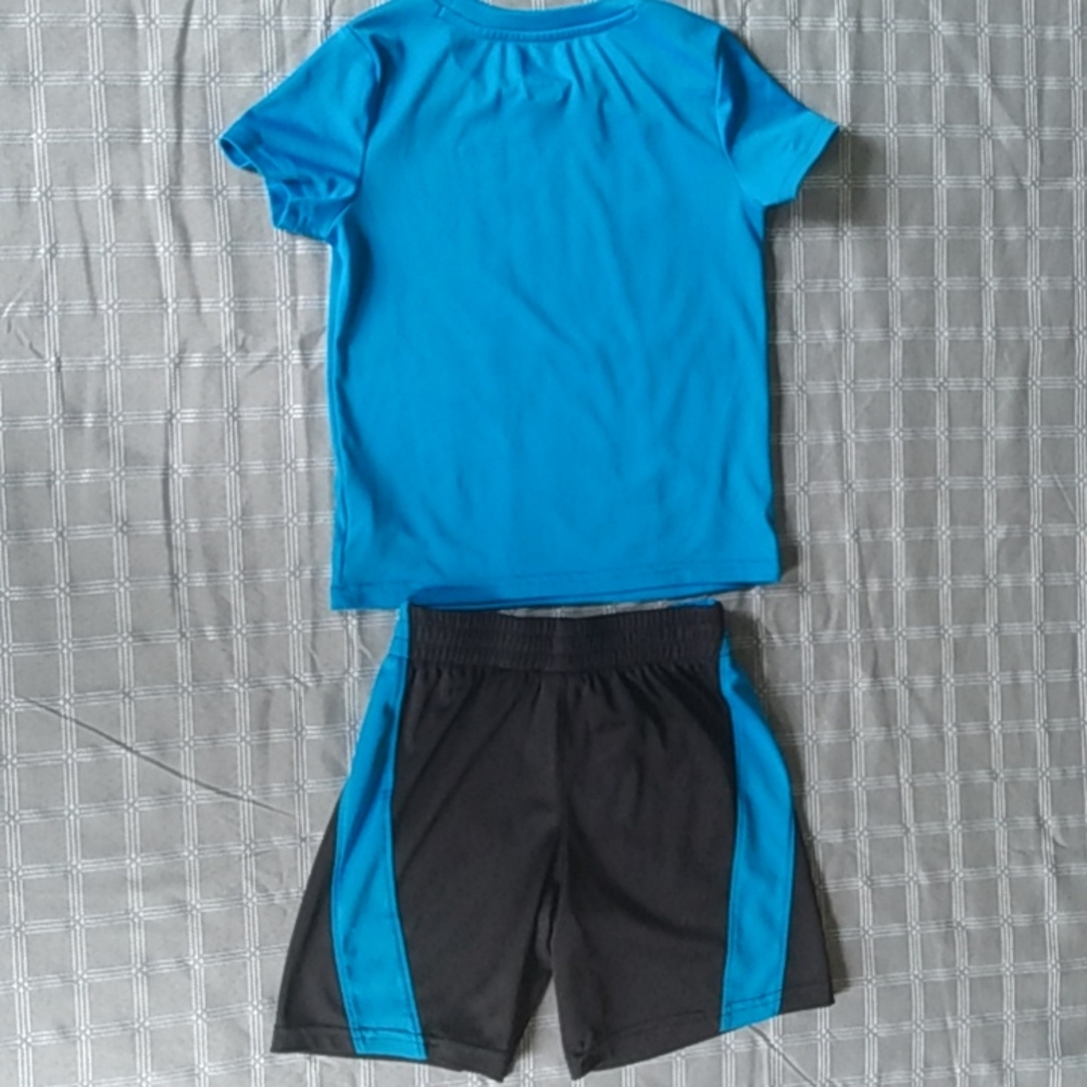 Puma athletic t-shirt and shorts 4t - Picture 4 of 7